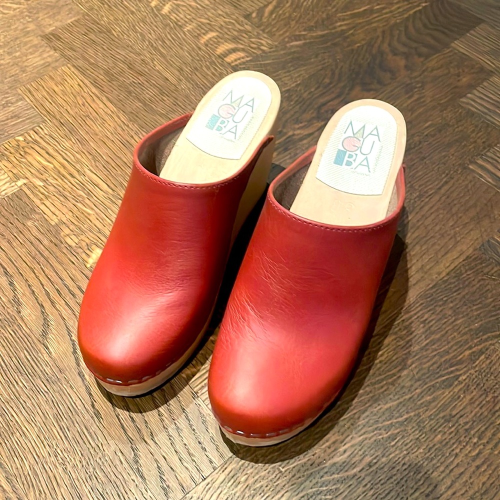Maguba terracotta leather clogs in excellent condition size 38